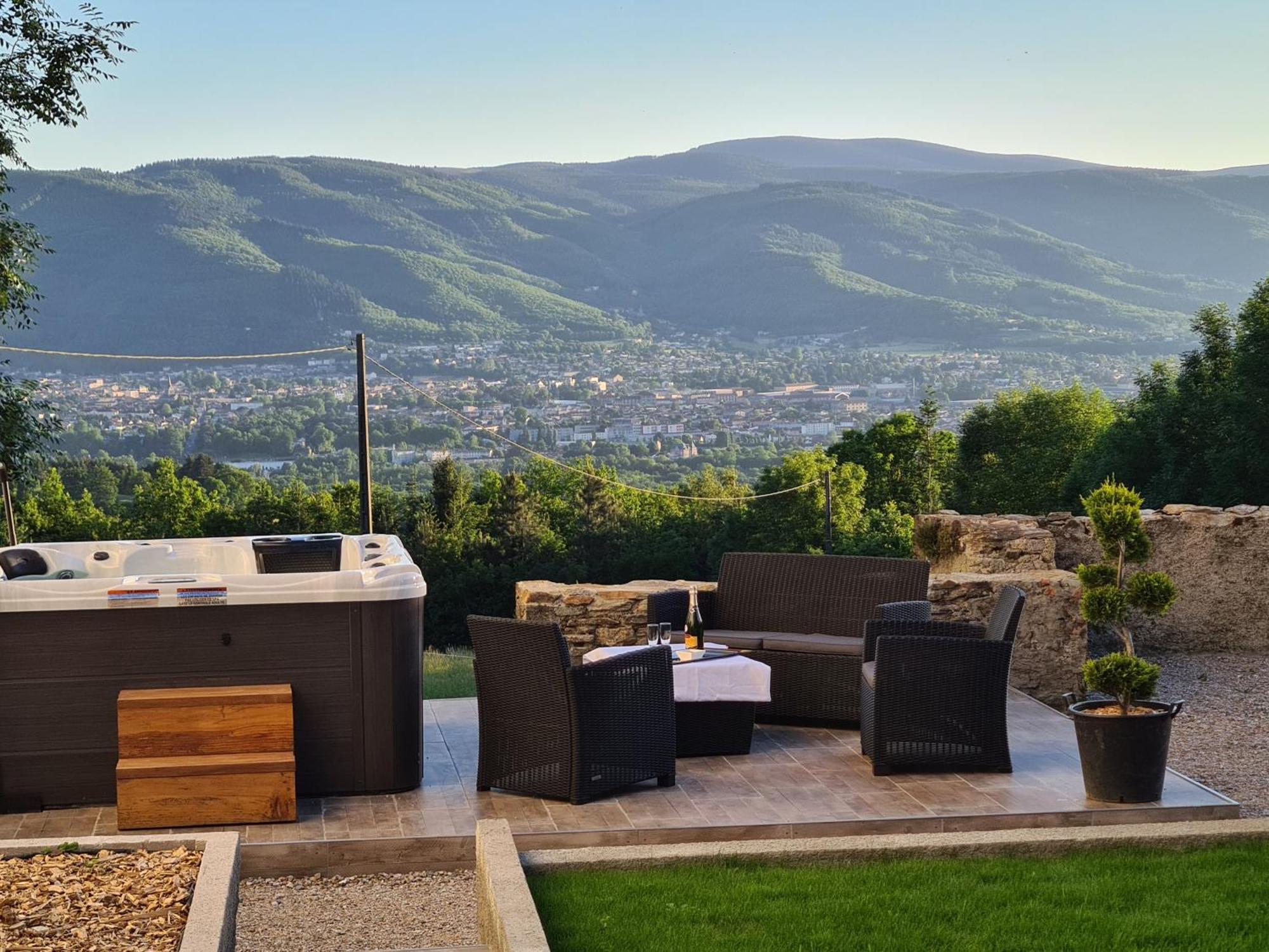 Gite Confortable Avec Spa Prive Et Confort Moderne Pont-de-Larn Exterior foto